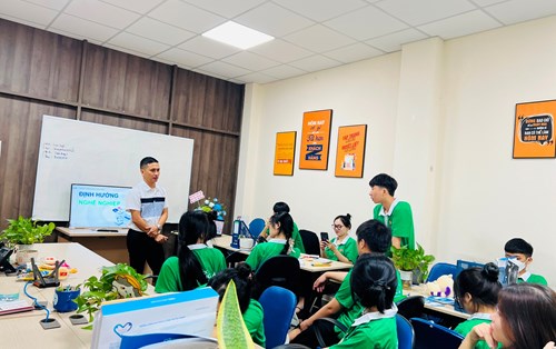 THAM QUAN THỰC TẾ DOANH NGHIỆP – SINH VIÊN NĂM NHẤT NGÀNH THƯƠNG MẠI ĐIỆN TỬ 